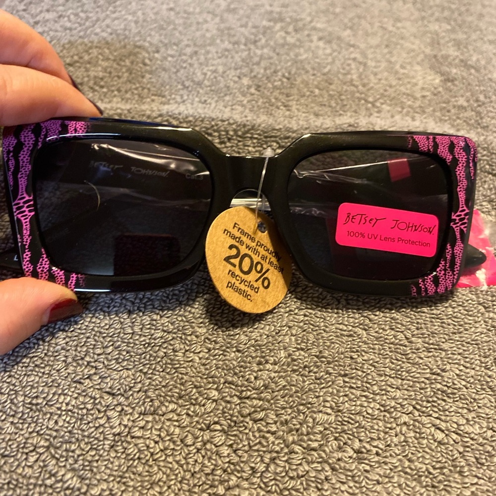 NWT Betsey Johnson Sunglasses